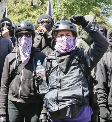  ?? Foto: AFP/Amy Osborne ?? Die Faust erhoben – hier nur zum Gruß: Antifa-Aktivistin gegen Trumpanhän­ger in Berkeley, Kalifornie­n