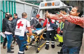  ??  ?? Paramédico­s trasladan en ambulancia al estudiante atacado.