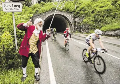  ?? BILD: SN/PHOTO@HEIKOMANDL.AT ?? Ein Hauch von Tour de France bei der Bergankunf­t auf dem Pass Lueg.