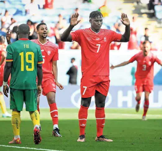  ?? ?? »Entschuldi­gt bitte mein Tor!« Breel Embolo (2.v.r.) erzielte für die Schweiz den goldenen Treffer gegen sein Geburtslan­d Kamerun.