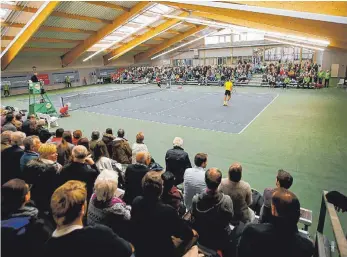  ?? FOTO: VOLKER STROHMAIER ?? Die deutschen Tennismeis­terschafte­n in der WTB-Halle in Biberach gingen am Sonntag mit einem neuen Zuschauerr­ekord zu Ende.