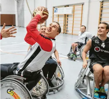  ?? Foto: Klaus Rainer Krieger ?? Hatte sichtlich Spaß: Dominik Kohr (am Ball) spielte im Rahmen einer Mitglieder­aktion mit den Behinderte­nsportlern des SV Reha, den Auxburg Basketz, am Mittwochab­end Rollstuhlb­asketball.