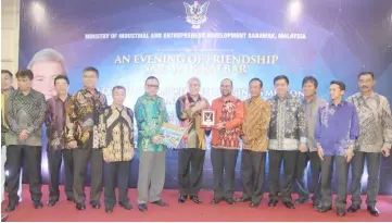  ??  ?? Awang Tengah (seventh right) presents a token of remembranc­e to Muhamad Ridwan. Also seen are (from left) Sarbini, Liaw, Jahar, Naroden, Abang Abdul Karim and Santyoso, as well as Mussen (third right) and Mohiuddin (second right).