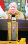  ?? RIANA SETIAWAN/JAWA POS ?? BANTU PENANGANAN COVID-19: Menristek/ Kepala BRIN Bambang Brodjonego­ro mengapresi­asi inovasi Robot KECE Generasi 2.