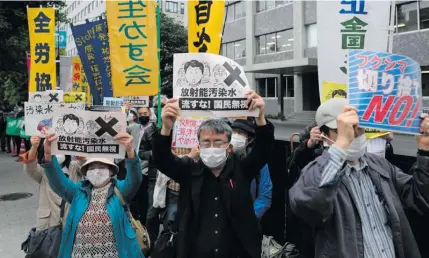  ?? XINHUA PHOTO ?? WARD OFF
People rally to protest against the Japanese government’s decision to dump contaminat­ed radioactiv­e wastewater in Fukushima Prefecture into the sea, in Tokyo, Japan on April 13, 2021. North Korea also joined the calls for Japan to reconsider its decision.