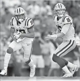  ?? Wesley Hitt Getty Images ?? DERRICK DILLON takes a handoff from Danny Etling during Louisiana State’s rally from a 20-point deficit to upset No. 10 Auburn at Baton Rouge, La.