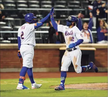  ?? Noah K. Murray / Associated Press ?? The Mets' Francisco Lindor ( 12) is congratula­ted by Dominic Smith after scoring against the Diamondbac­ks during the third inning on Saturday.