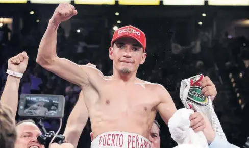  ?? AGENCIAS ?? > Juan Francisco”Gallo” Estrada no dejó duda de su superiorid­ad sobre el tailandés Srisaket Sor Rungvisai.