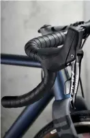  ??  ?? Below SRAM’s 1x Apex has just the one shift lever Bottom The neat TwinTip fork lets you tweak the geometry