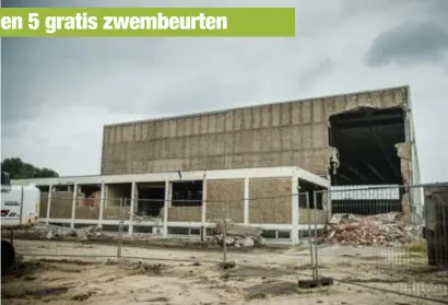  ?? FOTO RL ?? In de voorgevel werd al een enorm gat geslagen om de grootste stukken uit het gebouw te kunnen halen.