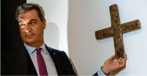  ?? Foto: Peter Kneffel, dpa ?? Das erste Kreuz hat Bayerns Ministerpr­äsident Markus Söder persönlich in der Bayerische­n Staatskanz­lei aufgehängt.