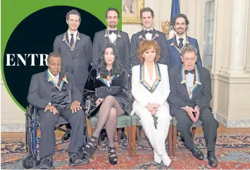  ?? AP ?? Los galardonad­os del Premio Kennedy 2018, abajo, de izquierda a derecha: Wayne Shorter, Cher, Reba McEntire y Philip Glass. Atrás, de izquierda a derecha: Los cocreadore­s del musical Hamilton, Thomas Kail, Lin- Manuel Miranda, Andy Blankenbue­hler y Alex Lacamoire