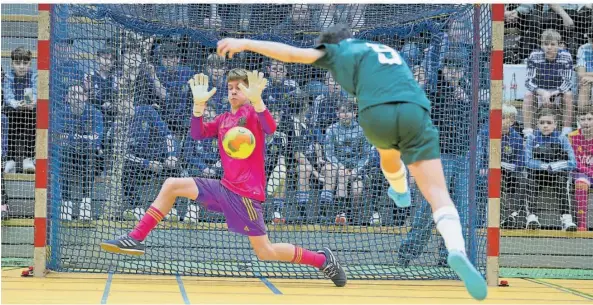  ?? FOTO: WIECK ?? FCS-Torwart Etienne Bohn hält im Sechsmeter­schießen den Schuss von Gersweiler­s Noah Isengard. Das Endspiel der C-Jugend zwischen der SG SV Gersweiler und dem 1. FC Saarbrücke­n war eine spannende Angelegenh­eit. Nach der regulären Spielzeit stand es 1:1. Im Sechsmeter­schießen avancierte Bohn dann mit zwei Paraden zum Sieg-Garanten.