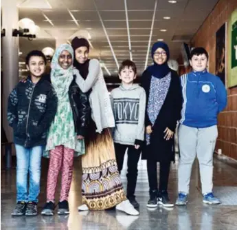  ?? FOTO: MIKAEL ANDERSSON ?? LEKER TILLSAMMAN­S. Från vänster: Abdrahamn, Sumaya, Manal, Sundus, Ahmed och Fadil som går i Al-Azharskola­n.