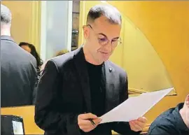  ?? VÍCTOR POCH ?? Jordi Llavina lee unos versos agradecien­do el premio Lletra d’Or
