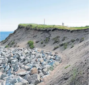  ?? Picture: Paul Smith. ?? Our pictures demonstrat­e the erosion that Montrose Links has been forced to contend with over the last two years, a culminatio­n of the North Sea creeping ever closer to the historic course over the last 30 years.