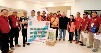  ?? CONTRIBUTE­D PHOTO ?? DONATION FOR MARAWI EVACUEES. Island Garden City of Samal donates 150 sacks of rice and 157 boxes containing halal-certified canned meal and noodles. Lanao del Sur Vice Governor Mamintal Adiong, Jr. (5th from right) received the donation. Joining him...