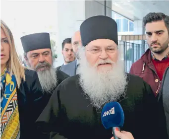  ??  ?? Ο ηγούμενος της Μονής Βατοπεδίου Εφραίμ και ο μοναχός Αρσένιος αποχωρούν από το Εφετείο Αθηνών, Τρίτη 21 Μαρτίου 2017. Το δικαστήριο αθώωσε όλους τους κατηγορουμ­ένους που εμπλέκοντα­ν στην υπόθεση των ανταλλαγών του ελληνικού Δημοσίου με τη Μονή...