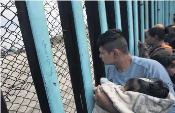  ?? FOTO: AP ?? Varias familias llegaron a la frontera en las últimas semanas con la Caravana Migrante.