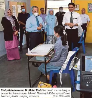  ?? (Foto BERNAMA) ?? Muhyiddin bersama Dr Mohd Radzi beramah mesra dengan pelajar ketika meninjau Sekolah Menengah Kebangsaan Datok Lokman, Kuala Lumpur, semalam.