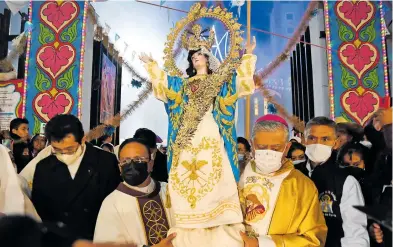  ?? /CÉSAR RODRÍGUEZ ?? La Virgen fue ataviada con un vestido elaborado con canutillo de oro, finamente bordado