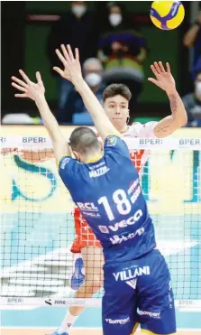  ?? LEGA VOLLEY ?? Francesco Recine, 22 anni, contro Daniele Mazzone, 29