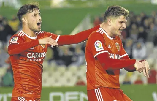  ?? NACHO CUBERO ?? Puado acude a felicitar a Guti tras marcar el canterano el primer gol del Zaragoza ante el Racing el sábado.