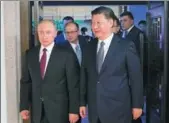  ?? WU ZHIYI / CHINA DAILY ?? President Xi Jinping and Russian President Vladimir Putin head to the meeting to discuss global issues on Sunday.