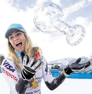  ?? KEYSTONE ?? Unzertrenn­liches Duo: Mikaela Shiffrin hat wie 2017 und 2018 die grosse Kristallku­gel gewonnen.