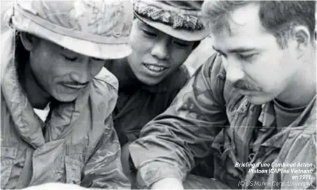  ??  ?? Briefing d’une Combined Action Platoon (CAP) au Vietnam, en 1971. (© US Marine Corps University)