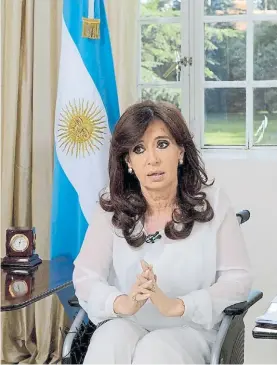  ??  ?? De blanco. En enero de 2015, Cristina habla sobre la muerte de Nisman.