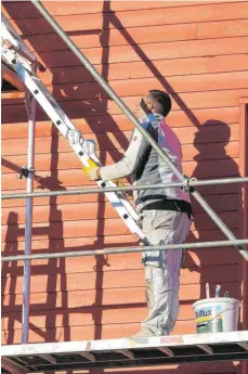  ?? FOTO: SVEN SIMON ?? Maler bei der Sanierung einer Holzfassad­e: „Das Handwerk ist systemrele­vant“, sagt Kammerpräs­ident Joachim Krimmer.