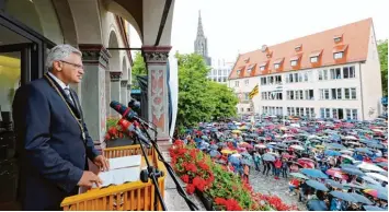  ?? Foto: Alexander Kaya ?? Ulms Oberbürger­meister Gunter Czisch hielt am Montag seine zweite Schwörrede auf dem Weinhof. Trotz Regens war der Platz gut gefüllt.