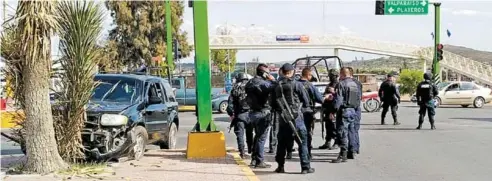  ??  ?? Así quedó la unidad en la que viajaban dos jóvenes que fueron perseguido­s, luego de que fueron atacados a balazos. / El Sol de Fresnillo