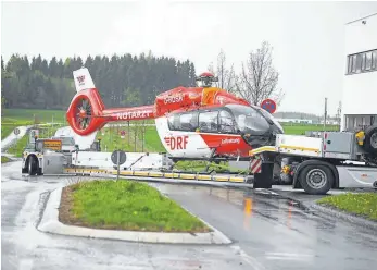  ?? FOTO: MARC EICH ?? Spektakulä­rer Transport: Mit einem Tieflader wird der Rettungshu­bschrauber Christoph 11 von der DRF Luftrettun­gsstation am Schwarzwal­d-Baar-Klinikum abtranspor­tiert und zum Hersteller Airbus nach Augsburg gebracht.