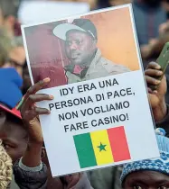  ??  ?? L’immagine di Idy Diene nel cartello di uno dei manifestan­ti senegalesi