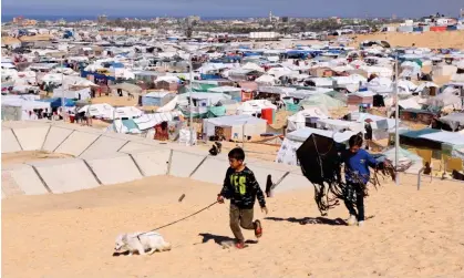  ?? ?? Displaced Palestinia­n children at a refugee camp in Rafah. Photograph: Saleh Salem/Reuters