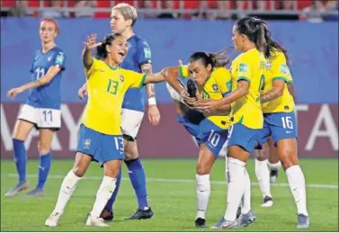  ??  ?? UN GOL DE ORO. Las brasileñas se mantienen vivas en el Mundial gracias a un gol de Marta.