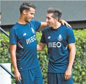  ??  ?? Diego Reyes y Héctor Herrera, en un entrenamie­nto del Porto