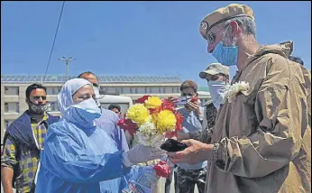  ?? WASEEM ANDRABI/HT ?? A policeman offering a floral bouquet to a doctor in Srinagar on Wednesday.