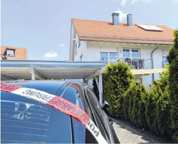  ?? Foto: Felix Kästle, dpa ?? In diesem gepflegten Haus in Ravensburg soll der Familienva­ter seine Ehefrau und zwei der drei Töchter getötet haben. Einen weiteren Mord konnte die Polizei verhindern.