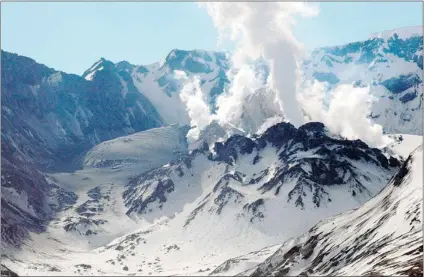  ?? AFP/ GETTY IMAGES ?? Steam rises from Mount St. Helens’ crater and dome, photograph­ed from Johnston Ridge Observator­y in 2005. Scientists studying the volcano’s 1980 eruption have found that crystal formations in the rocks could help volcanolog­ists make more accurate...