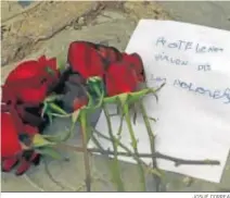  ?? JOSUÉ CORREA ?? Unas rosas a las puertas de la iglesia de la Merced pidiendo protección a la Virgen de los Dolores de los Judíos.