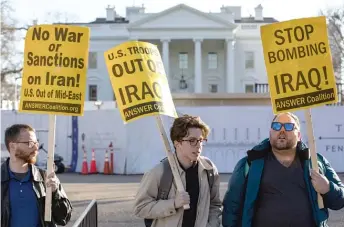  ?? SAMUEL CORUM/GETTY IMAGES ?? Anti-war protesters stand outside the White House on Wednesday.