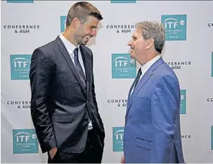  ?? AFP ?? Gerard Piqué celebra con el presidente de la ITF David Haggerty la aprobación del nuevo formato de la Copa Davis propuesto por su empresa
