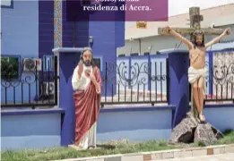  ??  ?? CULTO DELLA PERSONALIT­À Sopra, fedeli gridano di gioia all’arrivo di Obinim nella chiesa di Kumasi. Sotto, la sua residenza di Accra.