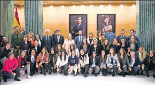  ??  ?? Jugadoras de la Primera Iberdrola posan junto a dirigentes políticos y miembros de la patronal y los sindicatos en el Congreso de los Diputados.