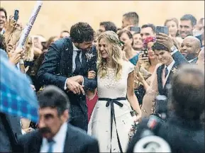  ?? DAVID ARQUIMBAU / EFE ?? Sergio Llull se dejó fotografia­r por el centro de Maó el día de su boda