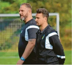  ?? Foto: Oliver Reiser ?? Der SV Cosmos Aystetten startet heute in Garmisch‰Partenkirc­hen in die neue Saison der Landesliga. Zum Auftakt muss das Trainerges­pann Aleksander Canovic und Mar‰ co Löring (von links) auf einige Kräfte verzichten.