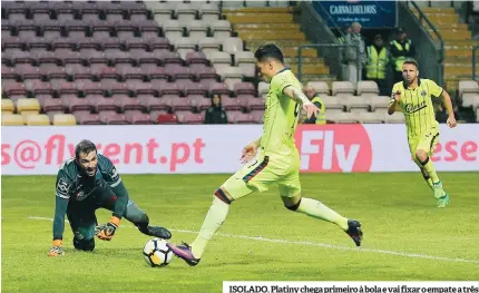  ??  ?? ISOLADO. Platiny chega primeiro à bola e vai fixar o empate a três